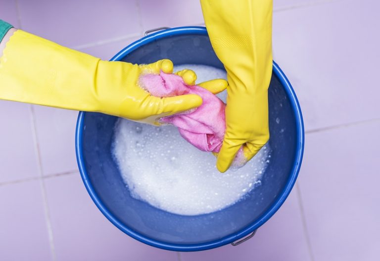 Schimmel von Silikonfugen entfernen, so gelingt es dir! Putzen.de