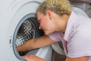 Waschmaschine stinkt - wie reinigen, entkalken und pflegen?