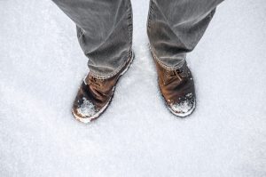 Wasserflecken und Salzränder auf Schuhen entfernen