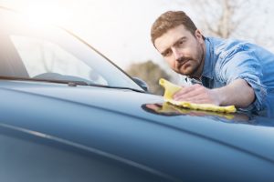 Baumharz vom Auto entfernen