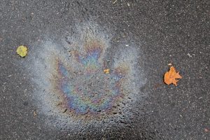 Öl und Ölflecken entfernen von Beton, Asphalt, Pflastersteinen 