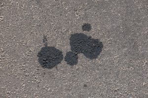 Öl und Ölflecken entfernen von Beton, Asphalt, Pflastersteinen