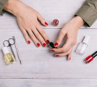 Nagellack aus Kleidung entfernen